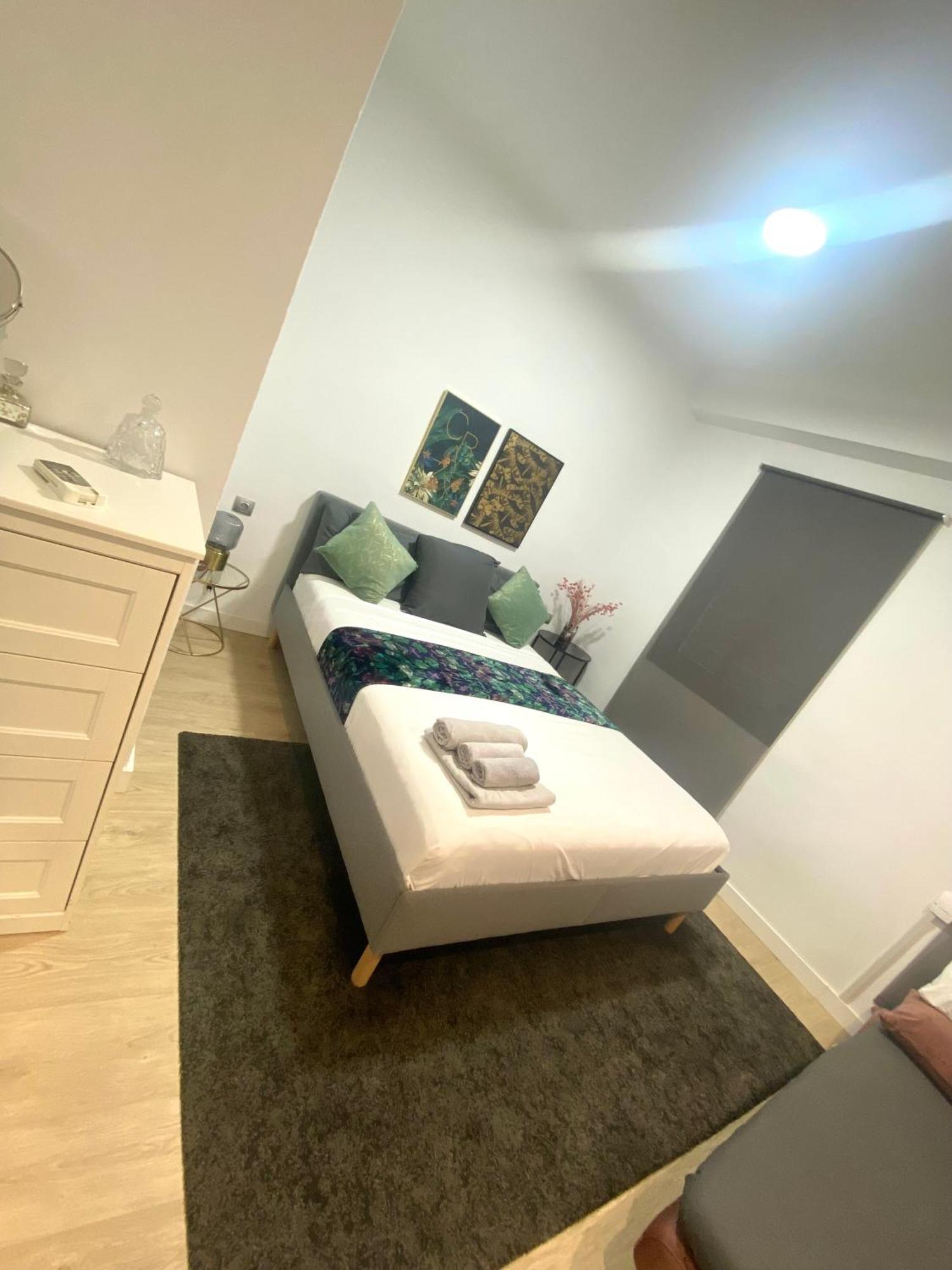Barcelona Chic Apartments- Free Parking - 10 Min From Bcn City Centre By Metro Exterior foto