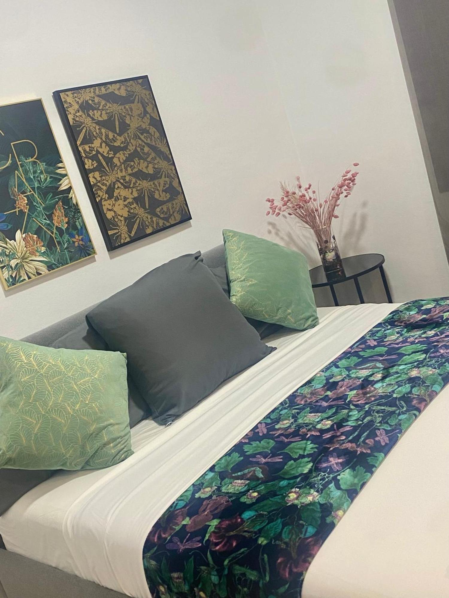 Barcelona Chic Apartments- Free Parking - 10 Min From Bcn City Centre By Metro Exterior foto